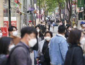 ‘실외마스크 프리’에도…대다수 “계속 쓰겠다”