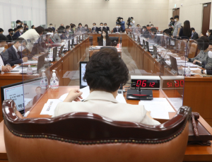 “尹 복지 예산 후퇴” vs “文 치매책임제, 사탕발림”
