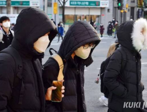 ‘실내마스크 해제’ 군불 지피는 당국… 전문가들은 ‘우려’
