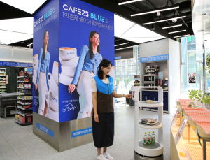 이젠 ‘AI 로봇’도 판다…편의점, 첨단기술 도입 속도