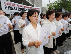 4만 간호사, 면허증 반납… 복지부 “법적 효력 없다” 