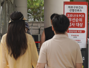 확진자인데 출근 후 마스크 ‘슬쩍’… 낮아진 경각심 파고든다