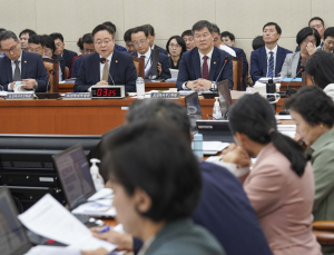 “文 케어, 효과성 분석 없이 손질” vs “건보 재정 악화” [2023 국감]