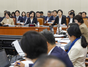 “오염수 방류 뒤 식품관리 미흡” 질타…식약처장 태도 지적도 [2023 국감]