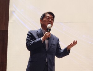 “미래지향적 사고 지닌 의사 돼달라”…안철수, 의대생들에 제언