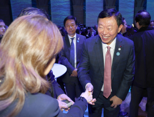 신동빈 회장 “온라인 그로서리 시장 게임체인저 될 것”
