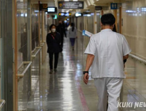 병원 등지는 전공의들…수술·입원 줄줄이 지연
