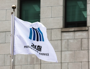 디셈버 출신 윤혁, 17억 사기 혐의…징역 10년 구형