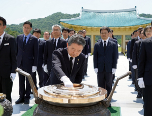 [포토]남성현 산림청장 국립대전현충원 참배