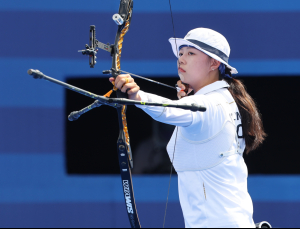 ‘3관왕 도전’ 임시현, 완벽한 경기력 뽐내며 8강행