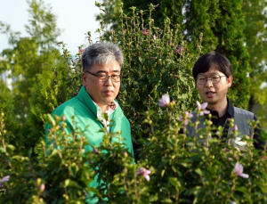 [포토]임상섭 산림청장, 광복절 앞두고 세종수목원 무궁화원 현장점검