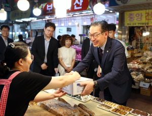 [포토] 김완기 특허청장, 추석 맞이 전통시장 방문