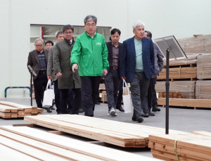 [포토] 임상섭 산림청장, 목재산업단체와 현장간담회