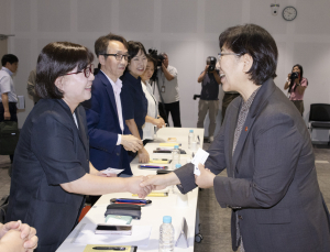정은경 “의정갈등으로 불안·불편 겪은 국민·환자들께 죄송”