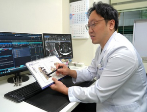 스마트폰과 함께 고개 숙인 당신, 거북목증후군 부른다