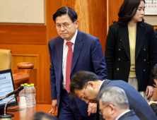 황교안 자택 압수수색 불발…특검 9시간 대치 끝 철수
