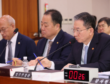 정성호 “이재명 재판 중단, 헌법 84조 따른 결정…법원 판단 존중” [2025 국감]