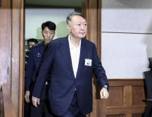 尹, 내란 재판 2회 출석…“곽종근, 엉뚱한 얘기 많이 해”