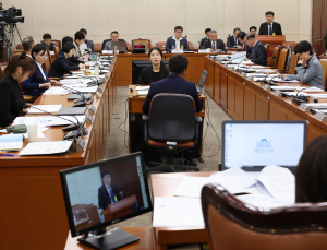 의무 복무 ‘지역의사제’ 복지위 법안소위 통과