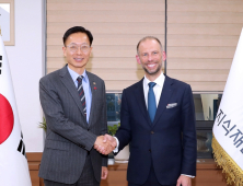 김용선 지식재산처장, 앤드루 스테인즈 WIPO 사무차장보와 환담 [쿠키포토]