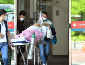 전공의 복귀에도 ‘응급실 뺑뺑이’ 여전…진료 제한 메시지 월 1만건