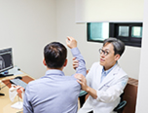 현대인의 어깨 10년 빨리 늙는다… 40대에 오십견 앓는 이유