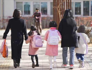 ‘월 10만원’ 아동수당, 만 8세까지 확대…해외입양 중단 추진