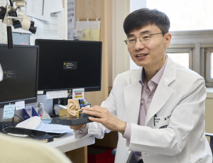 잘 낫지 않는 초등학생 중이염…아데노이드 속 ‘세균 변화’가 관건