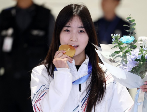 금메달 걸고 금의환향…최가온 “세상 다 가진 기분, 마라탕·육전 먹고 싶다”