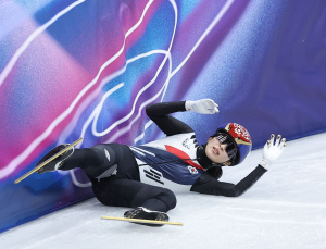 밀려서 넘어진 김길리, 여자 1000m 어드밴스로 결승 진출 [밀라노 동계올림픽]