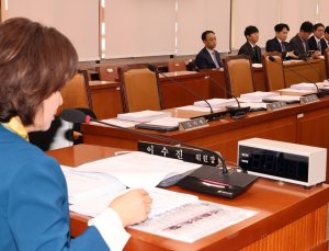 野 불참 속 공공의대법 소위 통과…졸업생 15년 의무복무