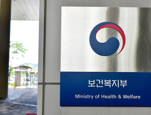 글로벌 제약사 로슈, 복지부와 7100억원 투자 계약…“K바이오 지원”