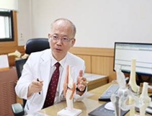 통증 심한 무릎 관절염, 증상 완화 위해 고려해볼 수 있는 치료법