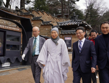 박은식 산림청장, 해인사 팔만대장경 국산목재 협력 [쿠키포토]