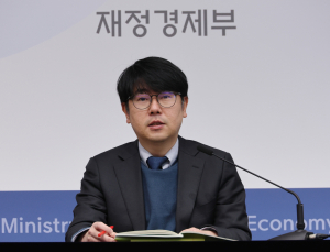 정부, 8개월만 ‘경기 하방위험 우려’ 진단…중동 리스크 영향
