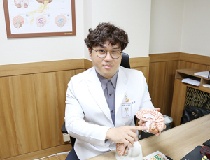 놓치기 쉬운 파킨슨병 초기 증상, 과격한 잠버릇과 변비