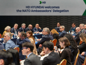 30개국 NATO 대사단, HD현대 글로벌R&D센터 방문