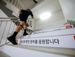 방화복·구명조끼 입은 영웅들의 수직 질주…‘롯데월드타워 스카이런’ 2200명 참가