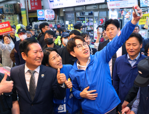하정우 ‘손털기’에 ‘오빠’까지 겹악재…“방심하면 진다” 자성·지적도