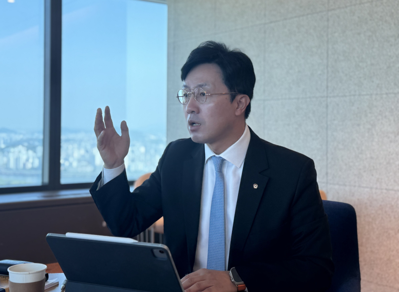 최영진 한화자산운용 부사장(CMO)은 6일 서울 여의도 63스퀘어에서 진행된 인터뷰에서 시종일관 확신에 찬 어조로 한국 자본시장의 ‘퀀텀 점프 당위성’을 강조했다. 임성영 기자.