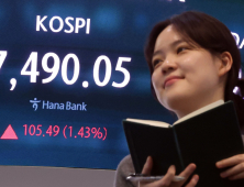 코스피 7490 마감…외국인 역대급 매도에도 최고치 경신