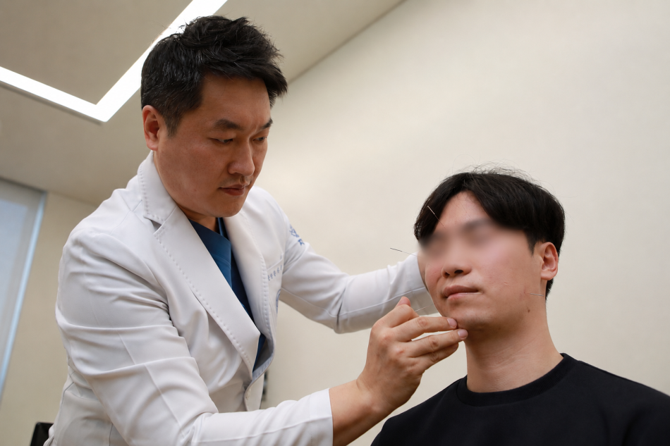 자생한방병원 의료진이 안면신경마비환자에게 침 치료를 하고 있다. 자생한방병원 제공
