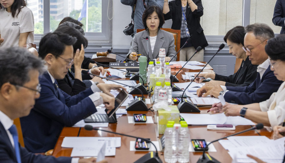 19일 국회에서 열린 보건복지위원회 법안심사제1소위원회에서 위원장인 김미애 국민의힘 의원이 심사할 법안을 설명하고 있다. 연합뉴스