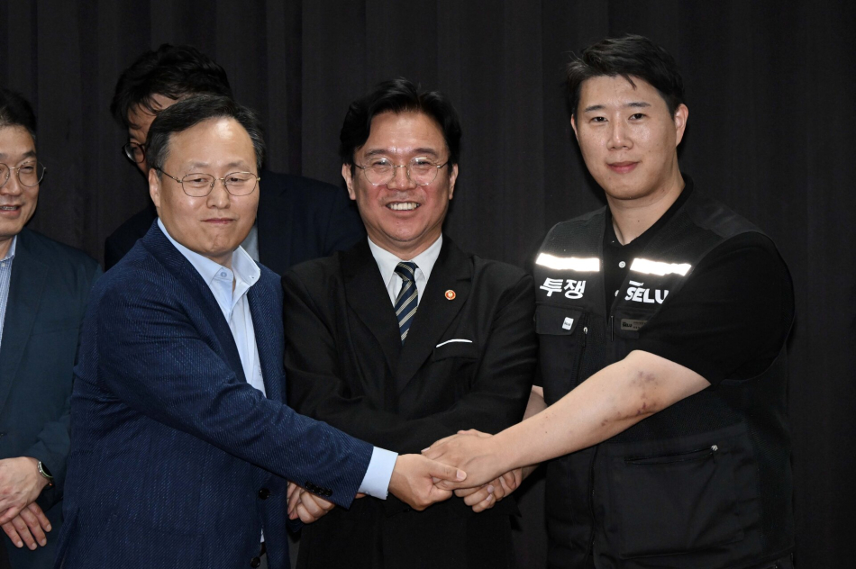 20일 경기도 수원시 장안구 경기고용노동청에서 열린 삼성전자 임금협상을 마친 후 여명구 삼성전자 DS(디바이스솔루션·반도체 사업 담당) 피플팀장과 최승호 삼성그룹 초기업노동조합 삼성전자지부 위원장이 잠정 합의안에 서명한 후 김영훈 고용노동부 장관과 기념촬영을 하고 있다. 연합뉴스