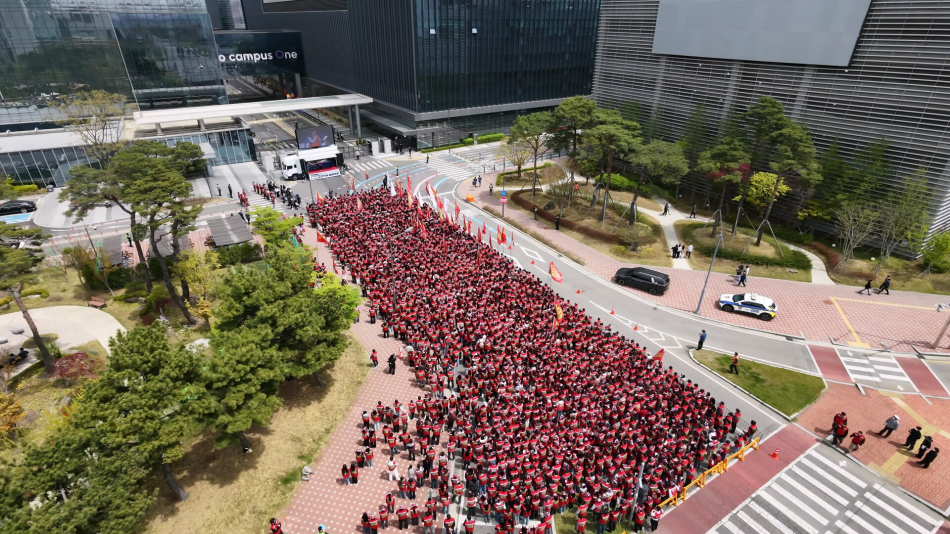 삼성바이오로직스 상생노동조합 조합원들이 4월22일 인천 연수구 삼성바이오로직스 송도 사업장 앞에서 임금 인상 등을 요구하며 투쟁결의대회를 진행하고 있다. 삼성바이오로직스 상생노동조합 제공