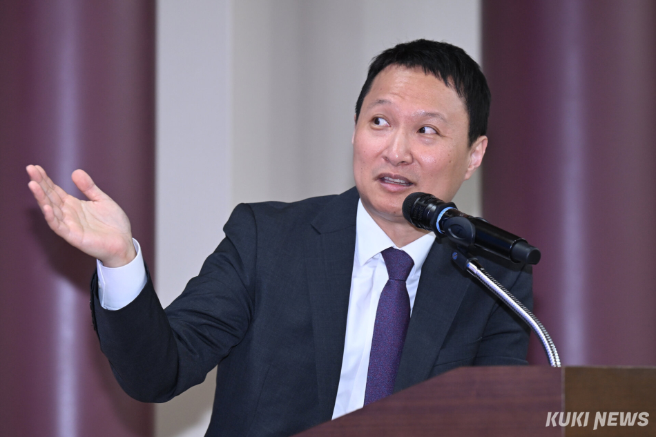 김현욱 법무법인 세종 변호사가 29일 서울 여의도 국회의원회관에서 열린 ‘2026 쿠키뉴스 건강포럼‘에서 주제발표를 하고 있다.