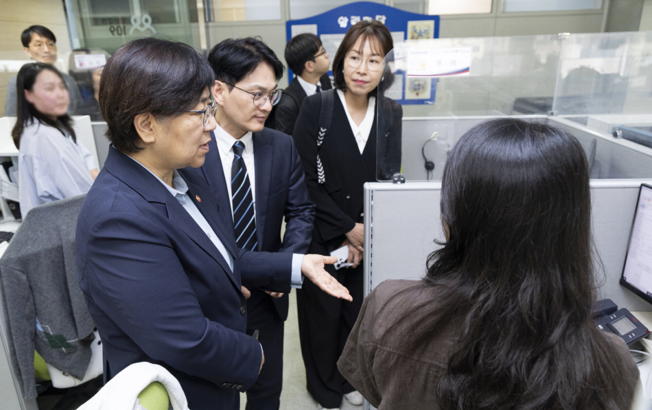 정은경 보건복지부 장관은 29일 자살예방상담전화 109 상담센터를 방문해 현장 운영 상황을 점검하고 상담원들의 애로사항을 청취했다. 보건복지부 제공