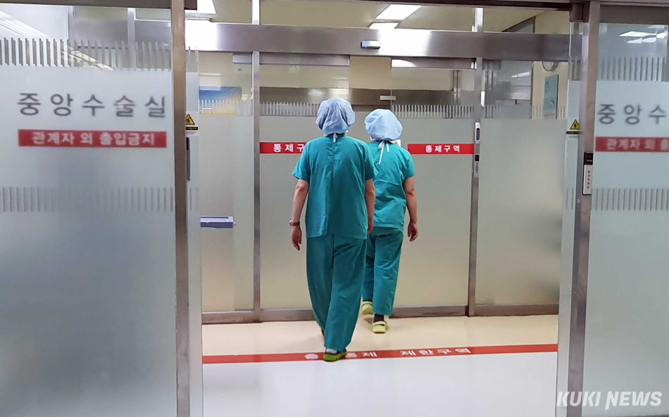 서울의 한 대학병원 수술실 안으로 의료진이 들어가고 있다. 쿠키뉴스 자료사진