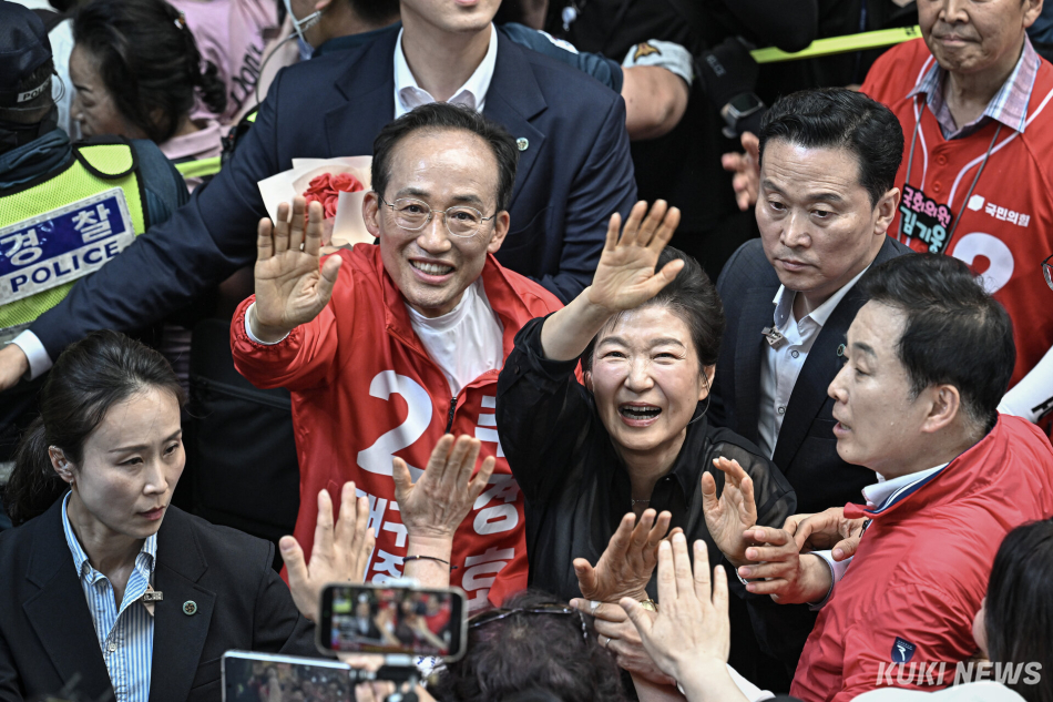 추경호 국민의힘 대구시장 후보(왼쪽)와 박근혜 전 대통령이 31일 대구 중구 서문시장을 찾아 시민들과 인사를 나누고 있다.