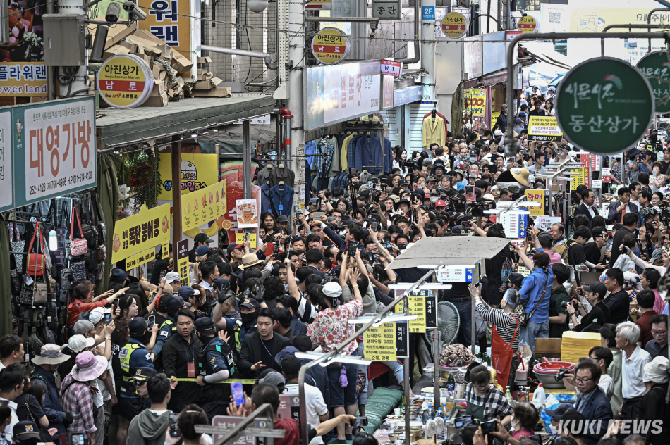31일 대구 중구 서문시장에 박근혜 전 대통령을 보기 위해 시민과 지지자들이 모여 있다.